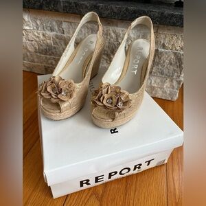 Report Rogers 2 Gold-Tone Slingback Wedges with Floral Embellishment SZ 6.5M